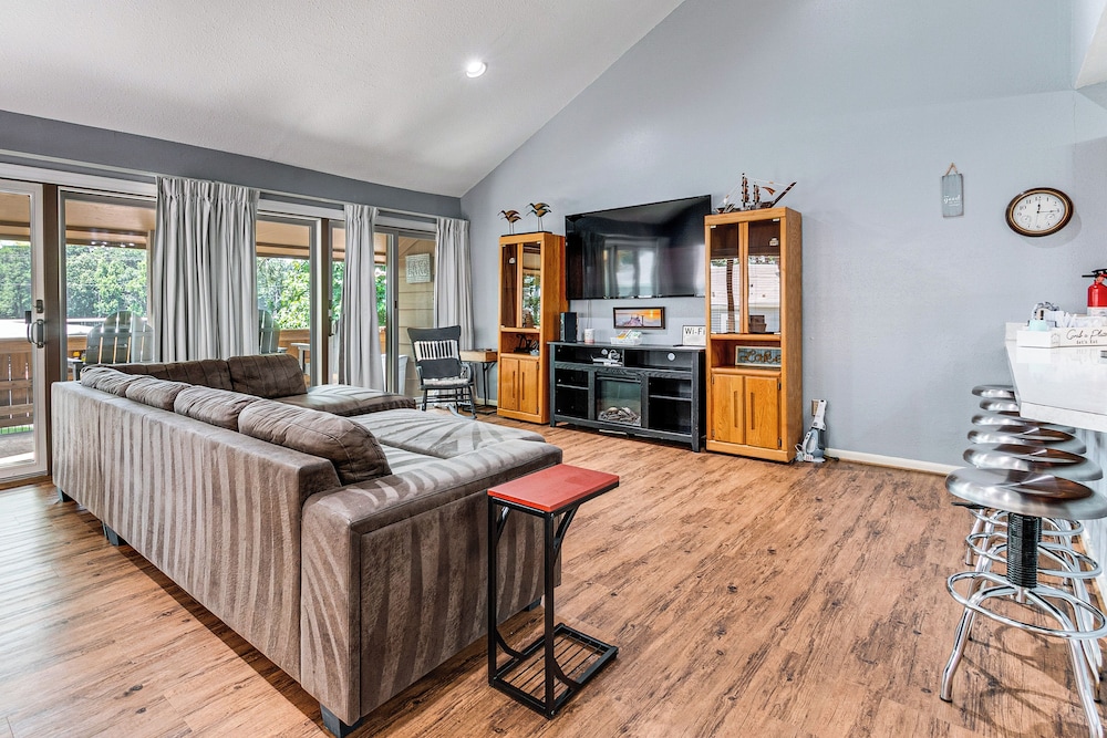 Steps to Marina: Coldspring Retreat w/ Lake View