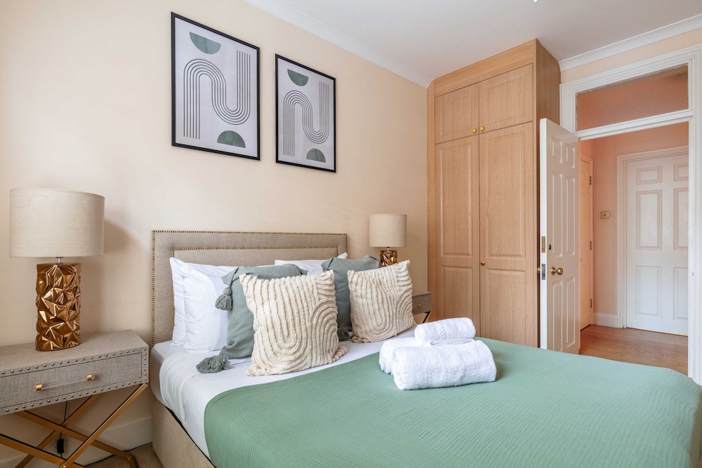 Stylish 3BR 2BA in Mayfair by Hyde Park