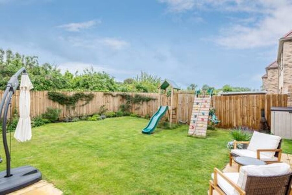 Family-friendly Getaway - Garden Parking Sleeps 7