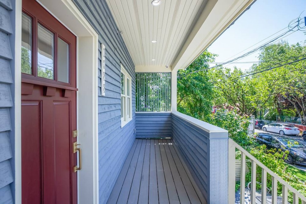 Commercial Drive New 3 Bdrm Home 2 Flex Rooms -5 min to Downtown 22km Seawall
