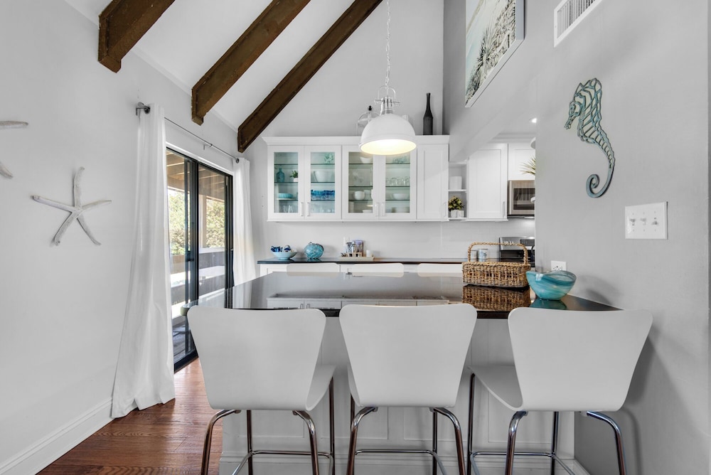 Sleeps 8 w/ Resort Pools, Tennis, Golf & Beach Access + Attraction Tickets!