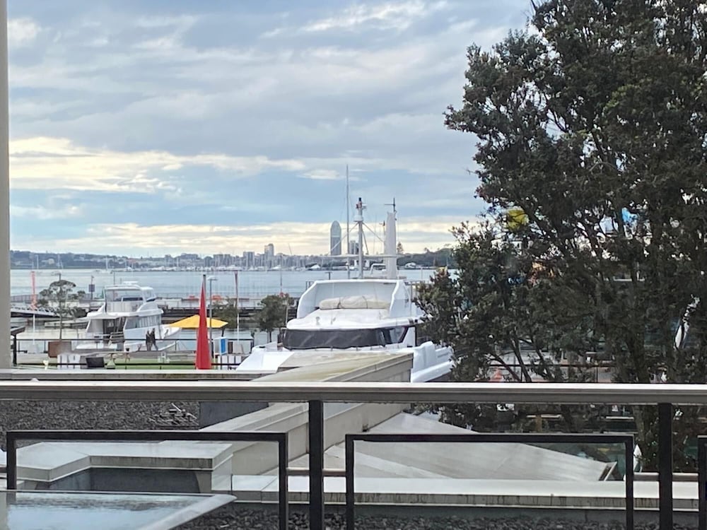Spacious 2br Ocean Front View - Free Parking view 4