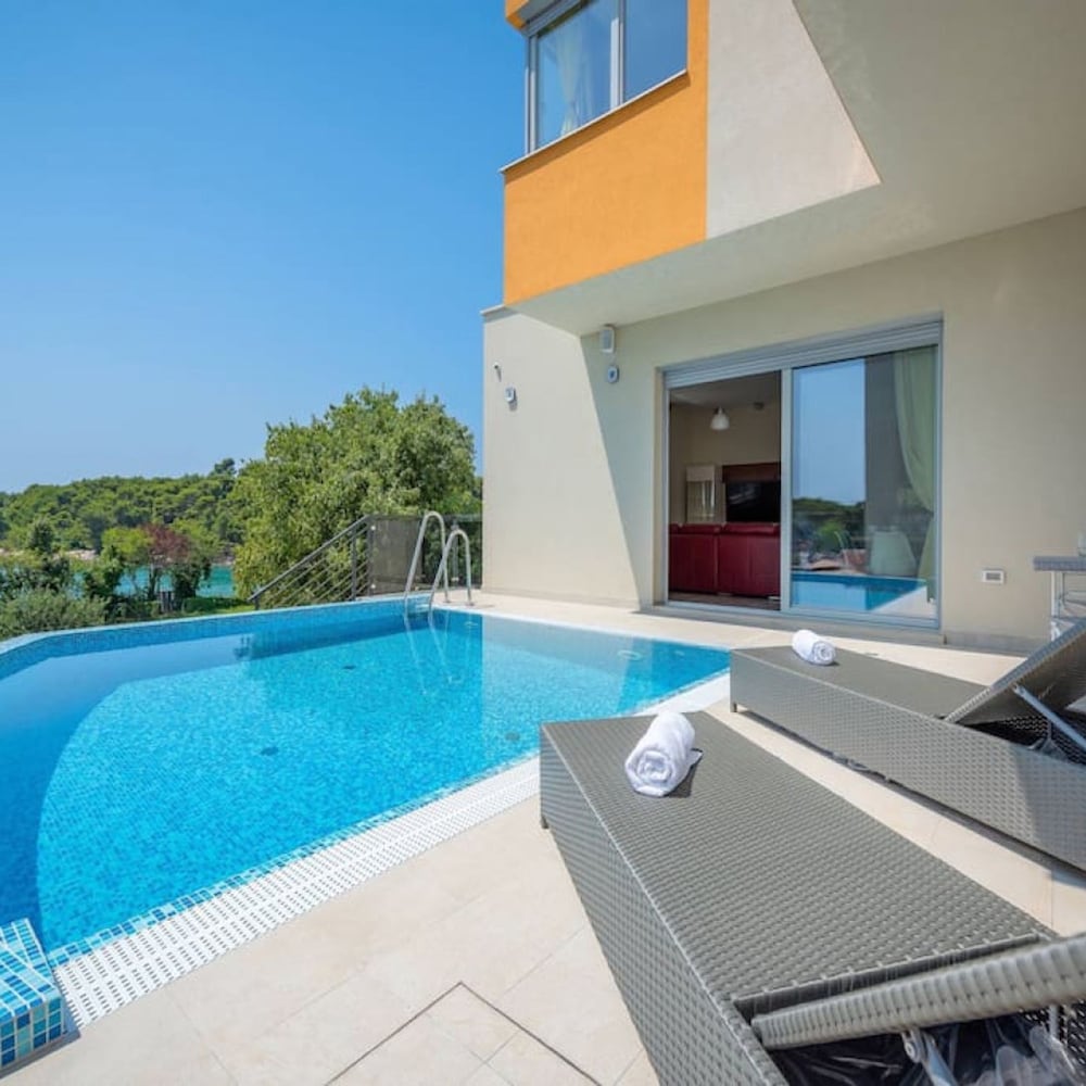Villa Cedar - Fully Equipped Villa With 4 big Rooms for 8 Guests and a Seaview