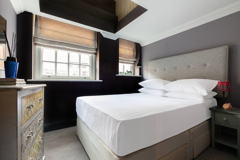 Chelsea Embankment III by Onefinestay