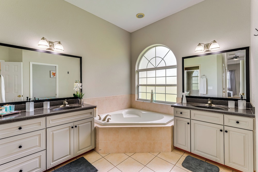 Game, Swim & Unwind: Lakeside Retreat Near Disney