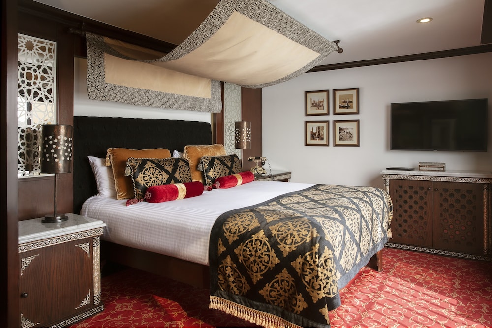 Bed & Sleeping Area
