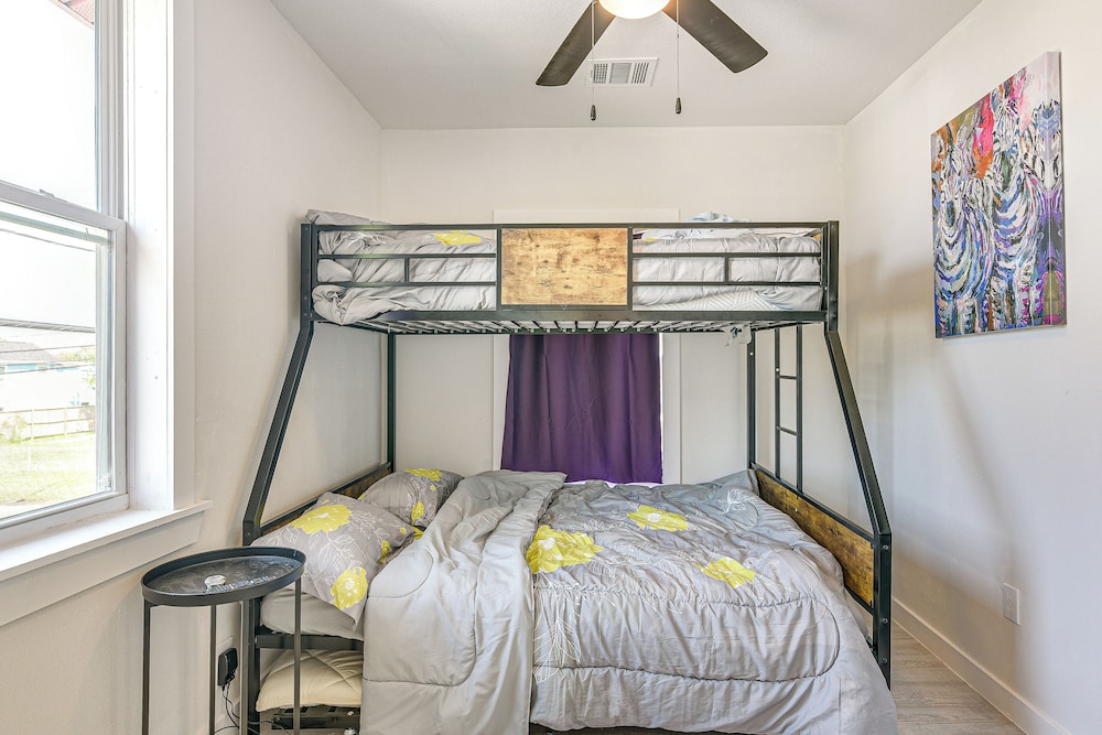 Pet-friendly Galveston Retreat < 1 Mi to Beaches!