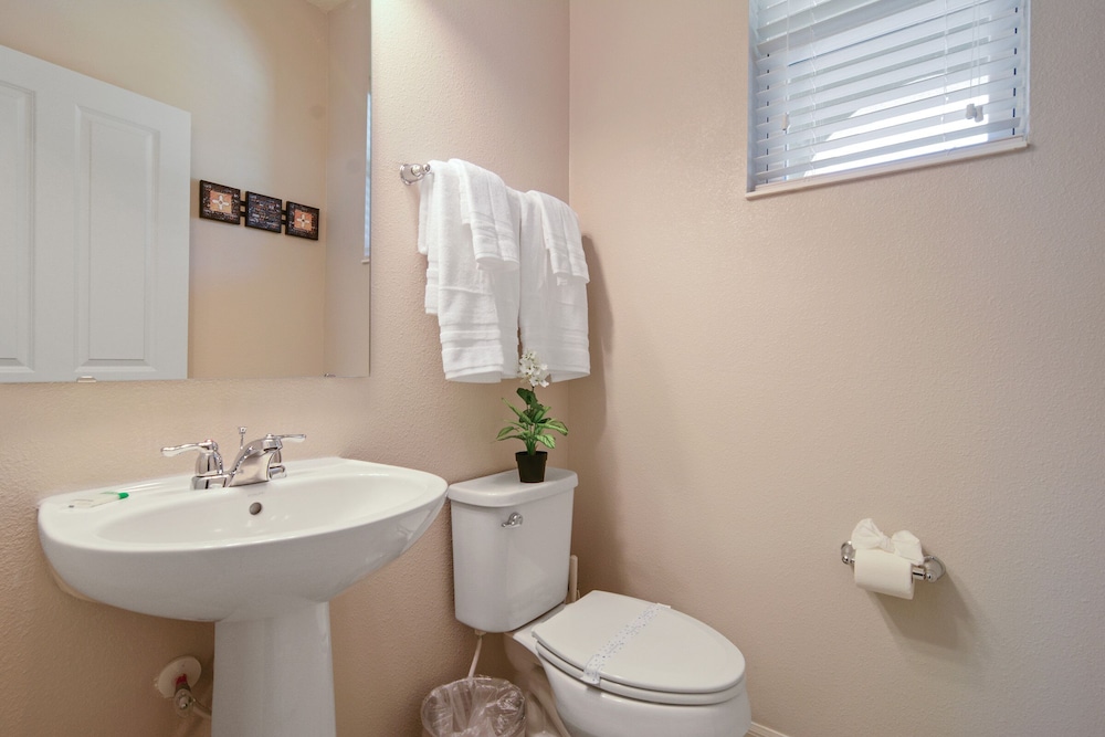 Four Bedroom Sleeps 10 w/GameRoom 5152A
