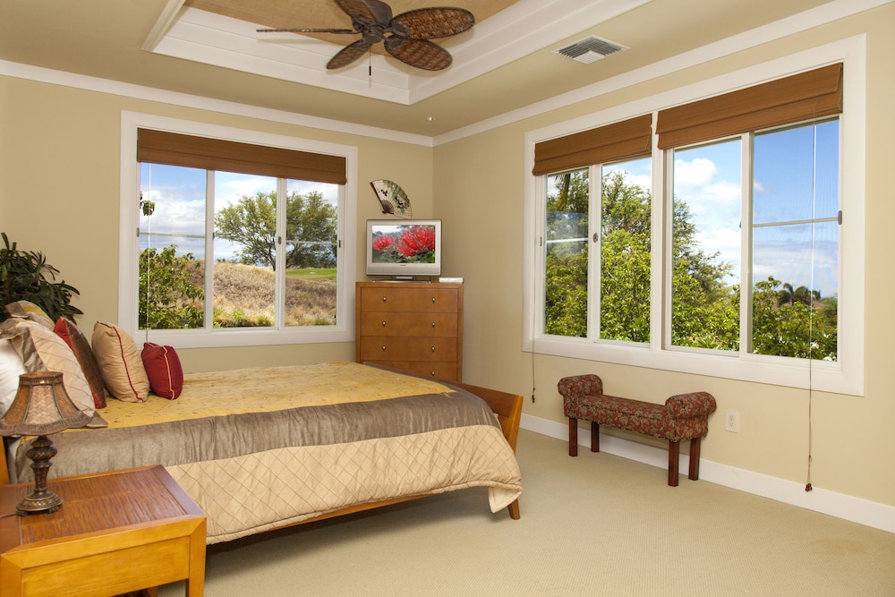 Wai'ula'ula D201 3 Bedroom Condo by RedAwning