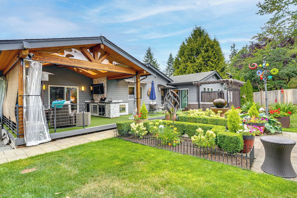 Amazing Outdoor Space! Everett Escape w/ Hot Tub