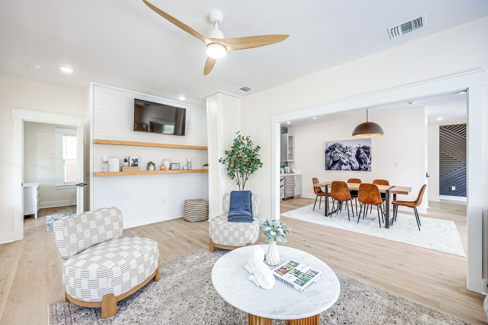 1 Mi to Dtwn: Family Home in San Antonio!