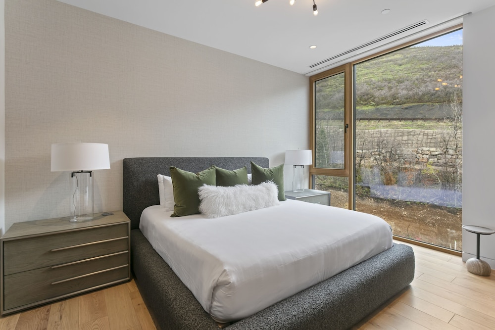 1504 Founders Place - Three Bedroom Deluxe 3 Condo