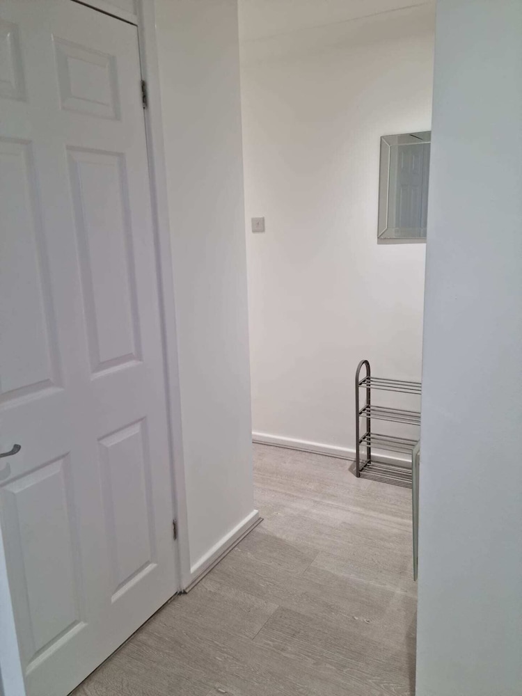 360 Serviced Accommodations - Waterfront Retreat - Modern Apartment view 3