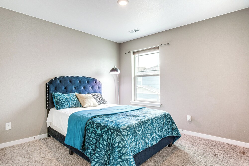 Perfect for Families! Quiet Aurora Home