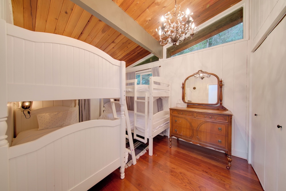 2 Blocks to Puget Sound Beach: Lummi Island Home