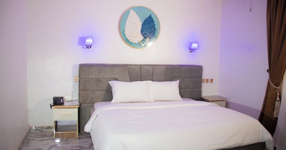 LINTOC HOTEL & SUITES LTD view 4