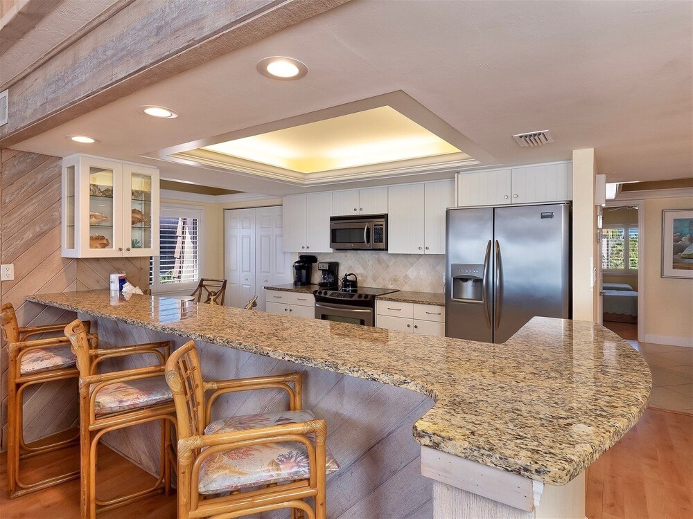 Shorewood Condos by Dream Vacation Rentals