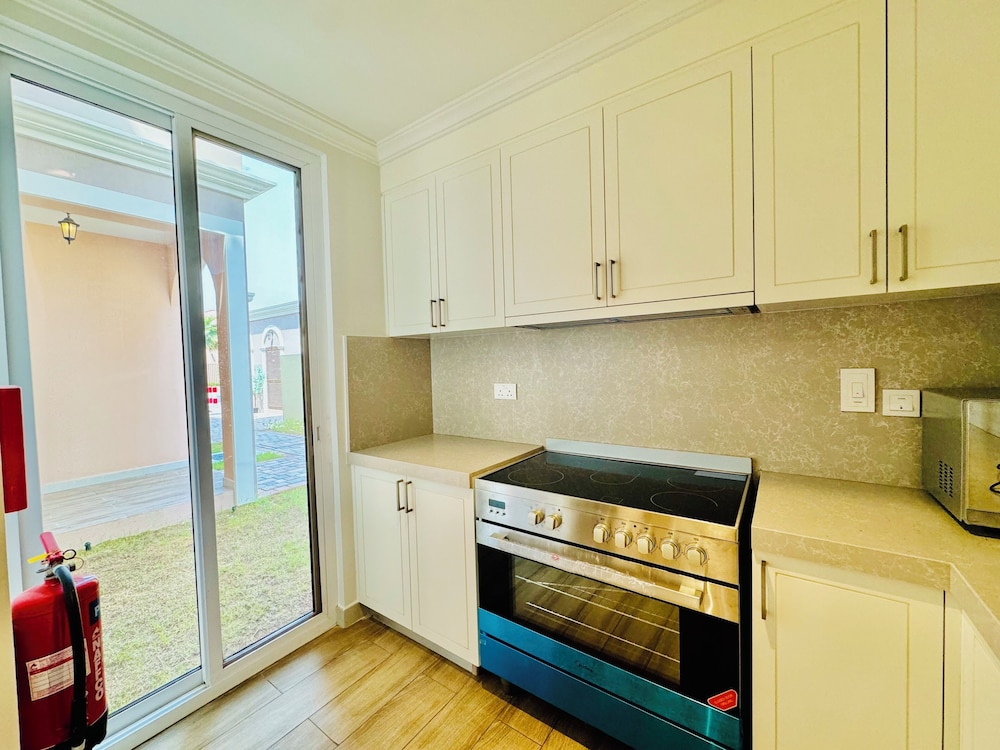 Venduras - Spacious 4BR Villa in La Mer