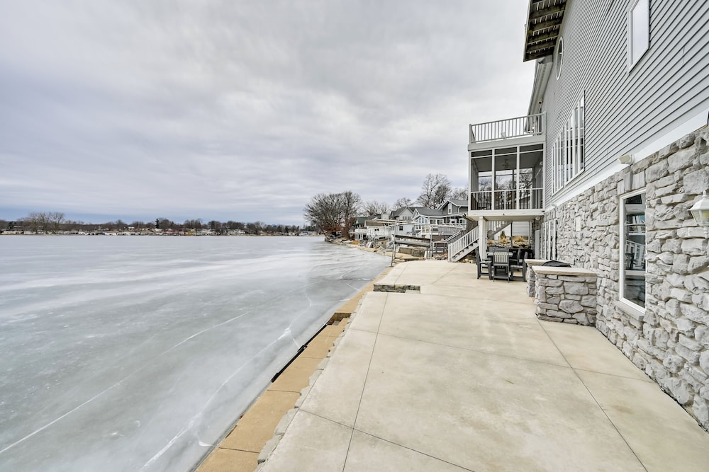Hot Tub & Dock: Waterfront Lake Hamilton Home
