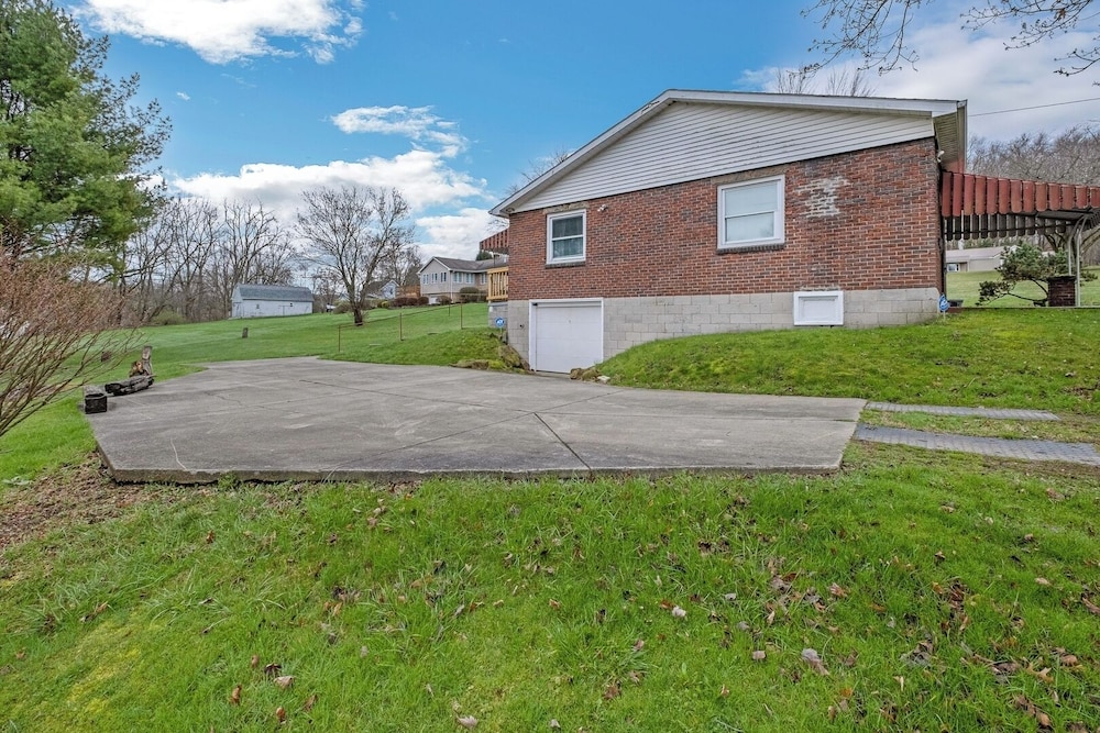 Cozy 2BR Home: With Lake Access & Work Space