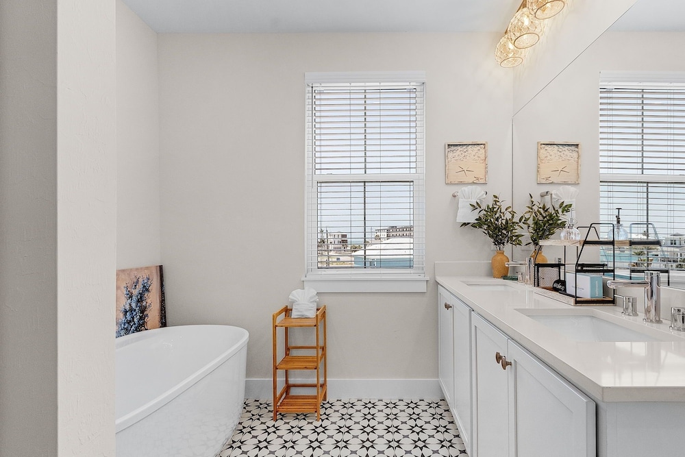 209 Seabreeze Escape: NEW Spacious 5-Bedroom Pool Home 5 Home