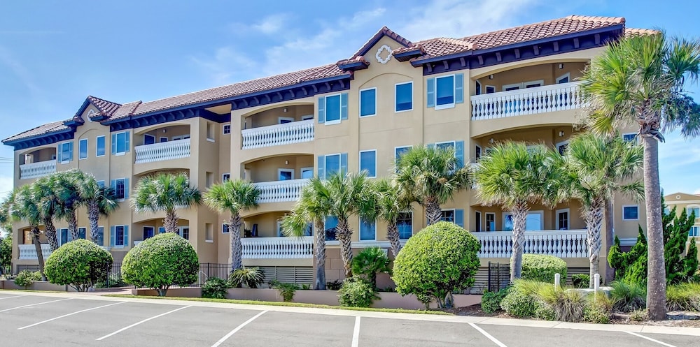 Deluxe Condo at the heart of Main Beach by RedAwning
