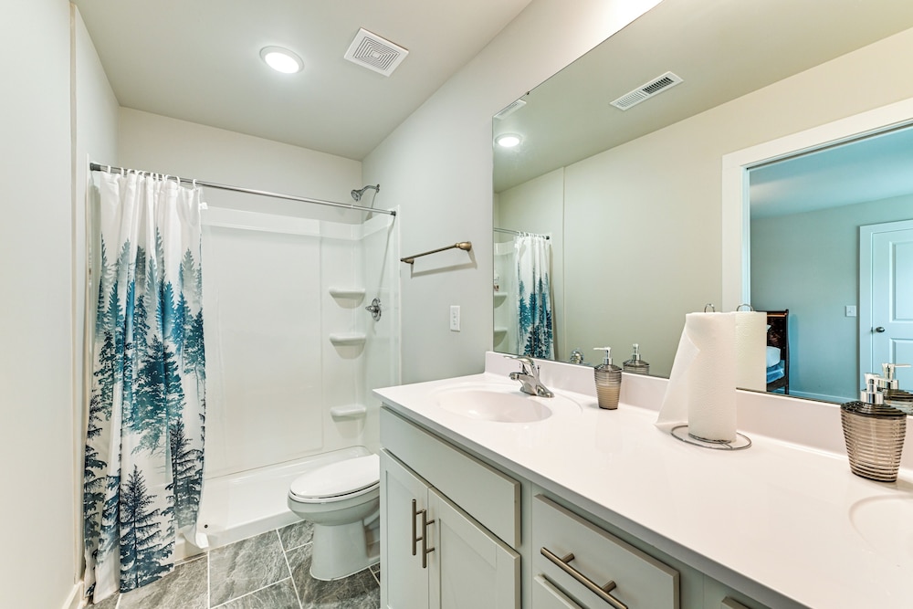 Modern Townhome w/ Yard: 5 Mi to Dtwn Charlotte