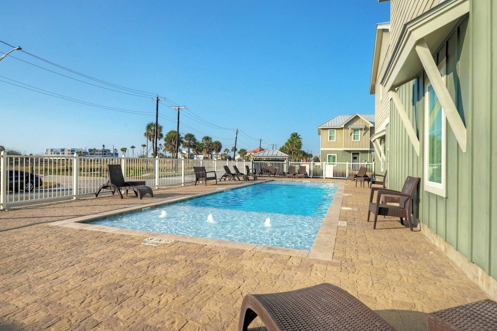 Villa La Isla Family Condo With Pool, Near Corpus Christi's Best Beaches & Dining