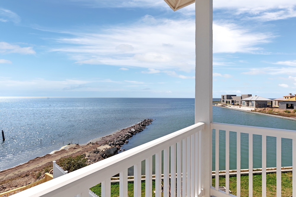 Ahh Da Sea - Waterfront, Backyard Ramp To Jetty & Laguna 3 Bedroom Home