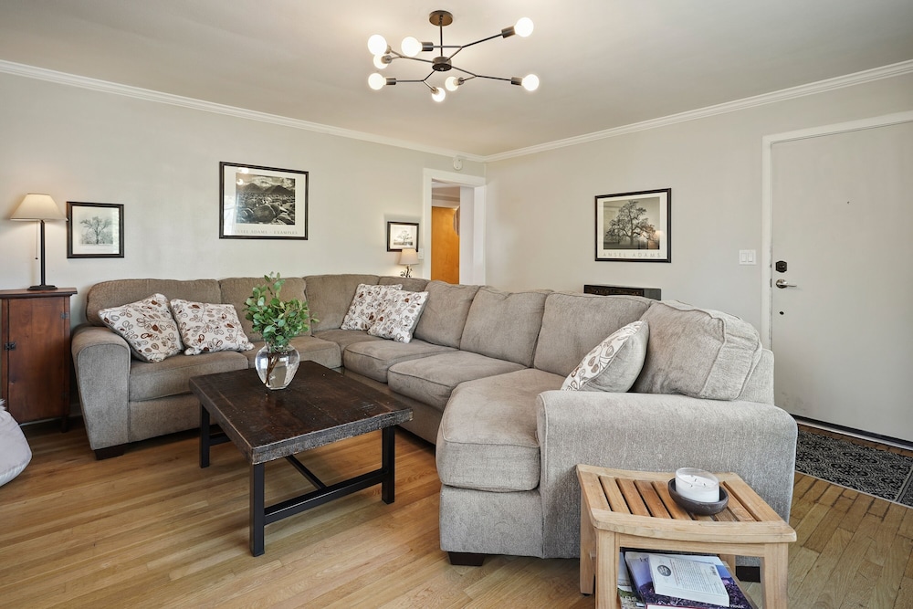 North West Nest 30 Day Minimum 2 Bedroom Home by RedAwning