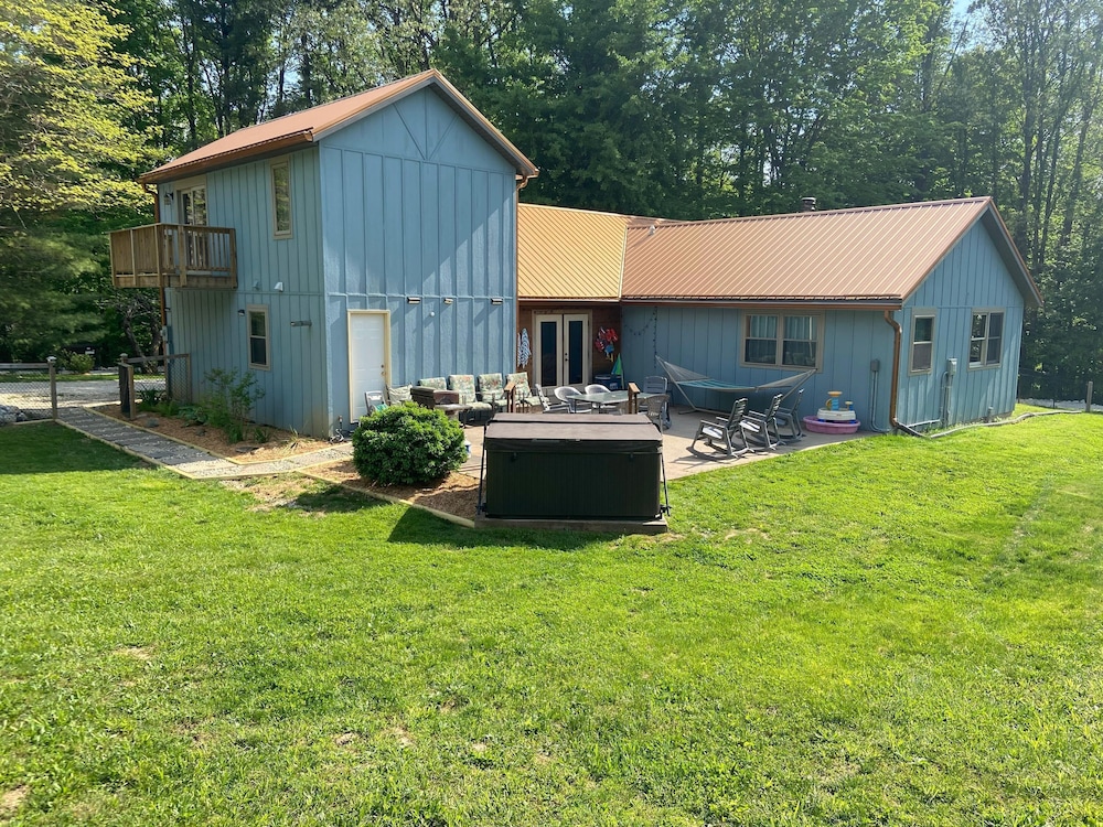 Private Room w Shared Pool Hot Tub and Fire Pit