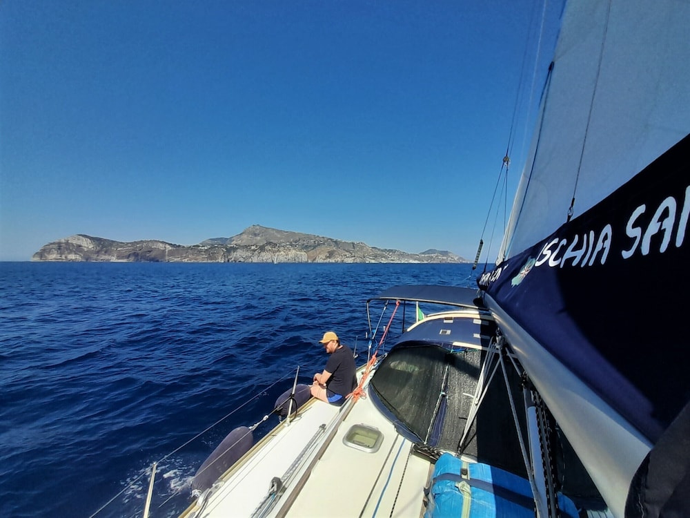Captivating 2-bed Villa in Forio - Enjoy a Yacht view 4