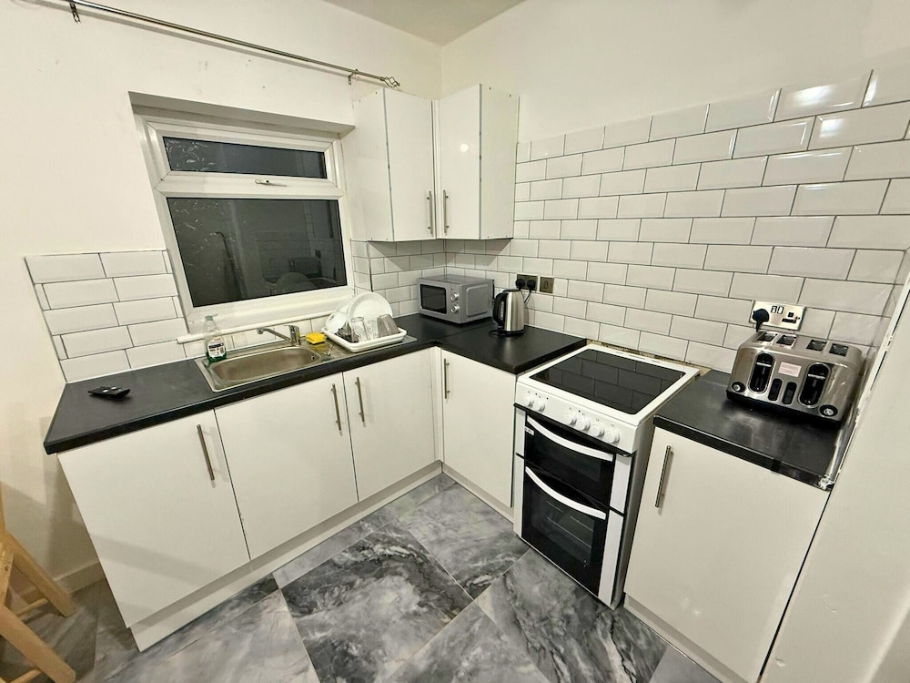 Modern 2 Bed Flat - Ideal for Families