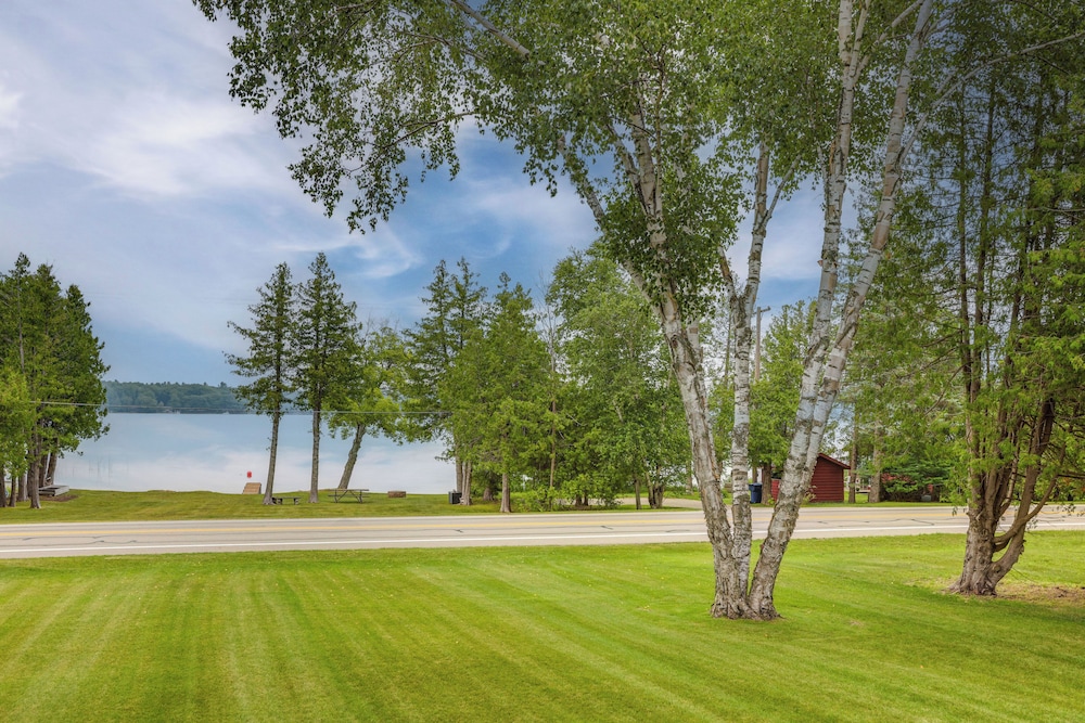 Bring Your Boat! Little Traverse Lake Getaway
