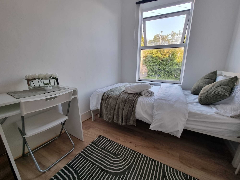 Easy Rooms - London Luton Airport view 3