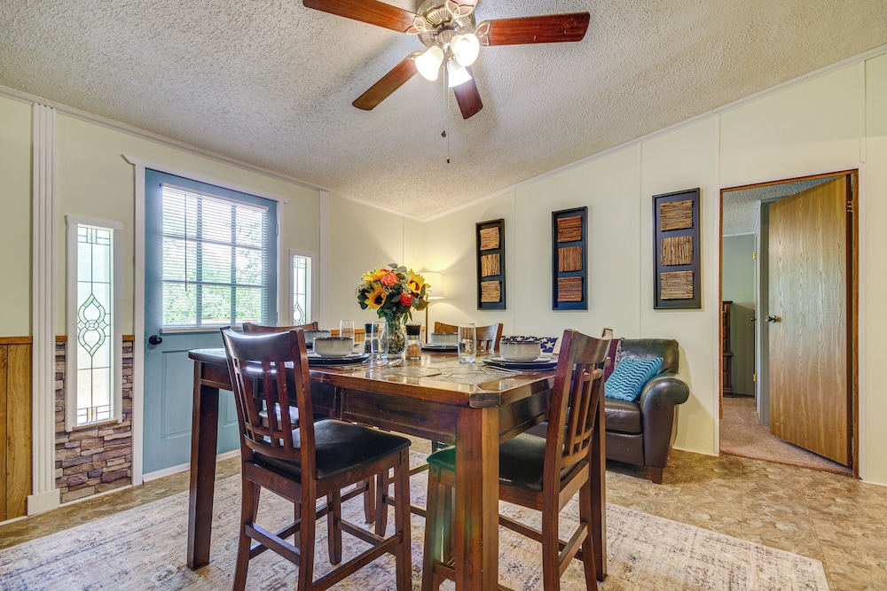 4 Mi to Bennett Spring SP: Dog-friendly Home!