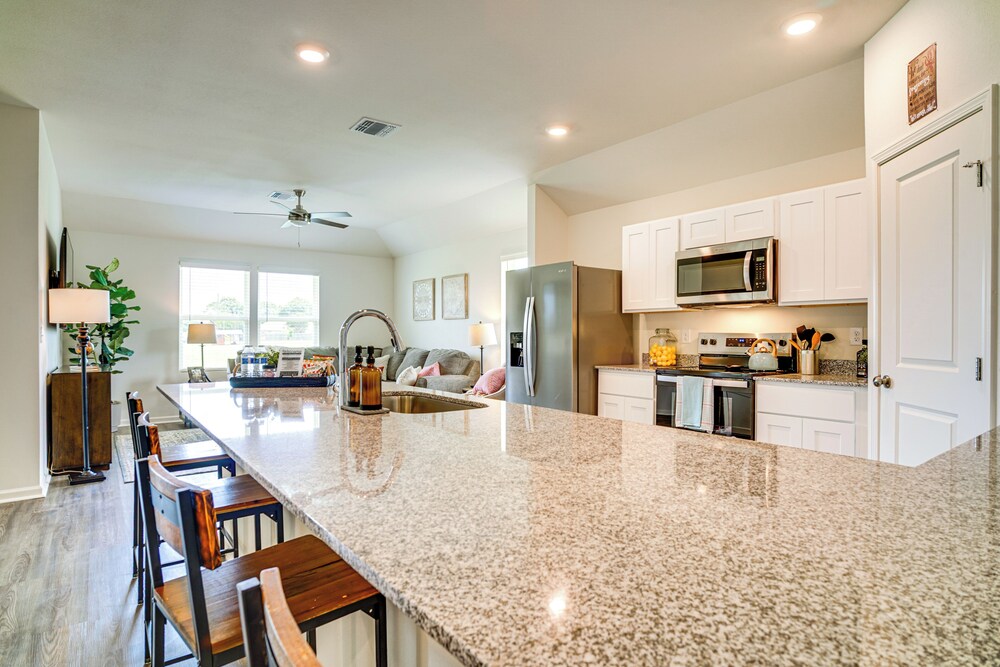 12 Mi to Avery Island: Spacious Family Home!