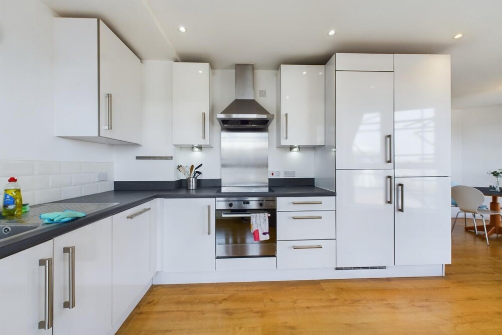 The Queensland Sanctuary - Trendy 2bdr Flat With Terrace