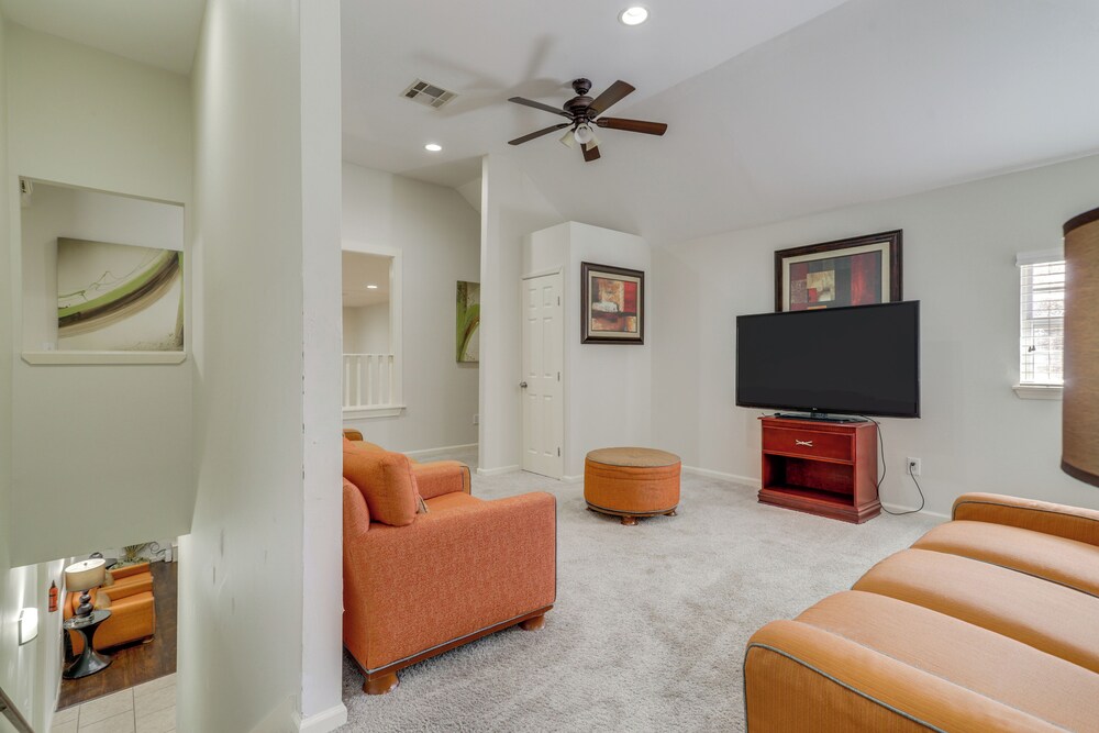 Pool Table & Patio w/ Bar: Spacious Houston Gem!