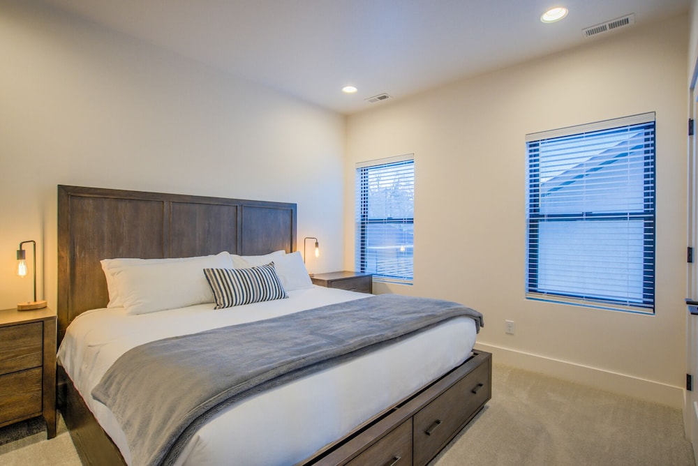 6bd3.5ba🌟downtown Modern Luxury W/hot Tub🌟 view 4