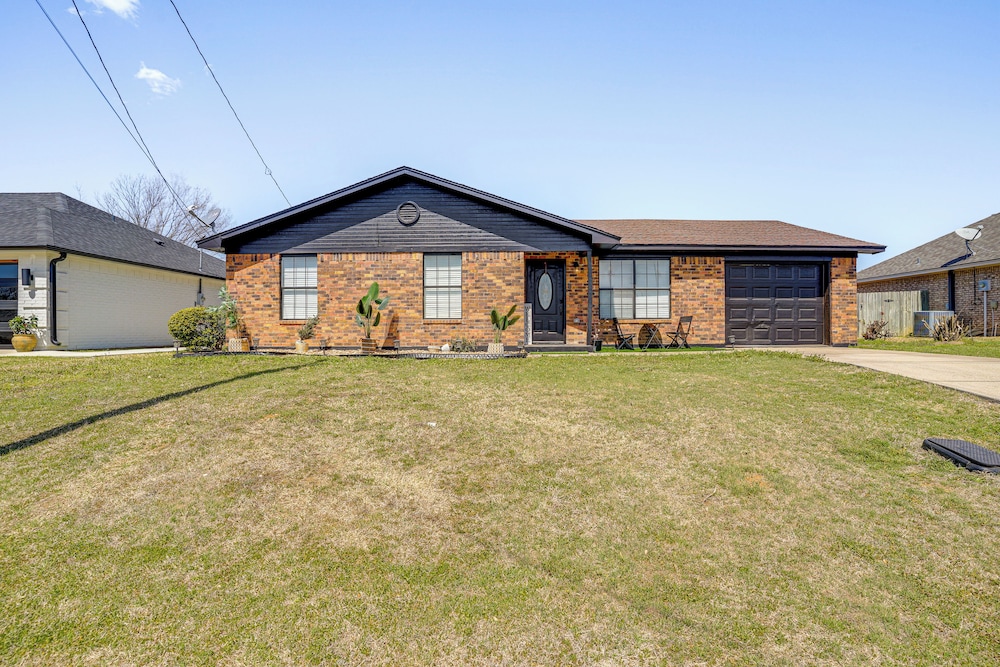 7 Mi to Lake Bridgeport: Home w/ Yard & Grill!