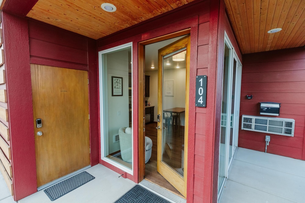 New Walkable Queen Studio w Kitchen view 4