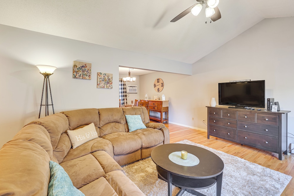 Pool, Deck & Grill: Spacious Apt in Naugatuck!