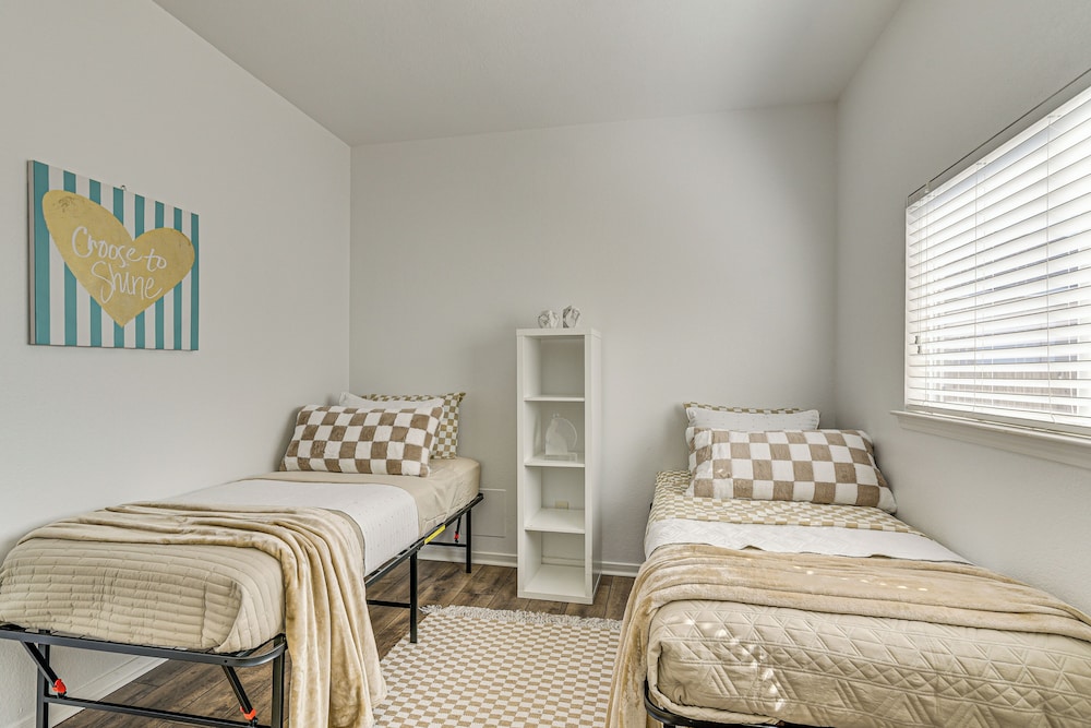 < 1 Block to Park: Family-friendly Houston Home!