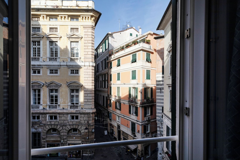 Art and Comfort near Lomellini Street