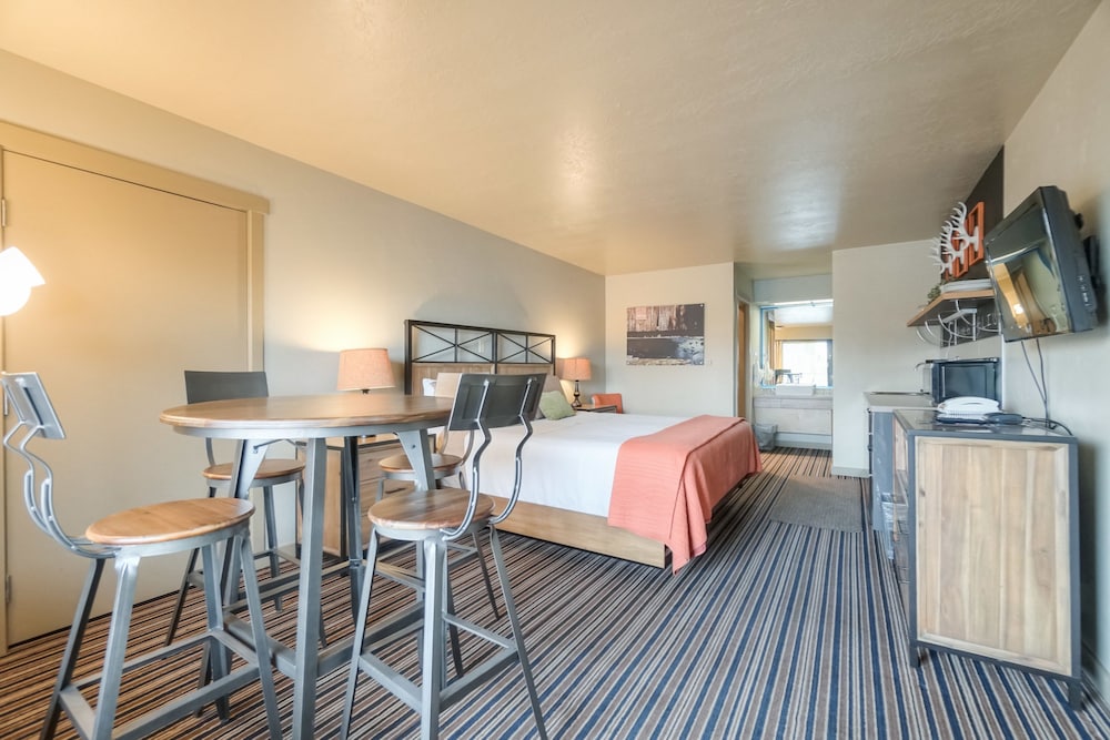 Blue Lakes Inn & Extended Stay