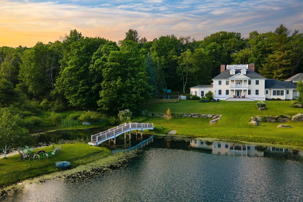 Sunny Pond by Avantstay Secluded Estate w a Private Pond Gym Movie Theater