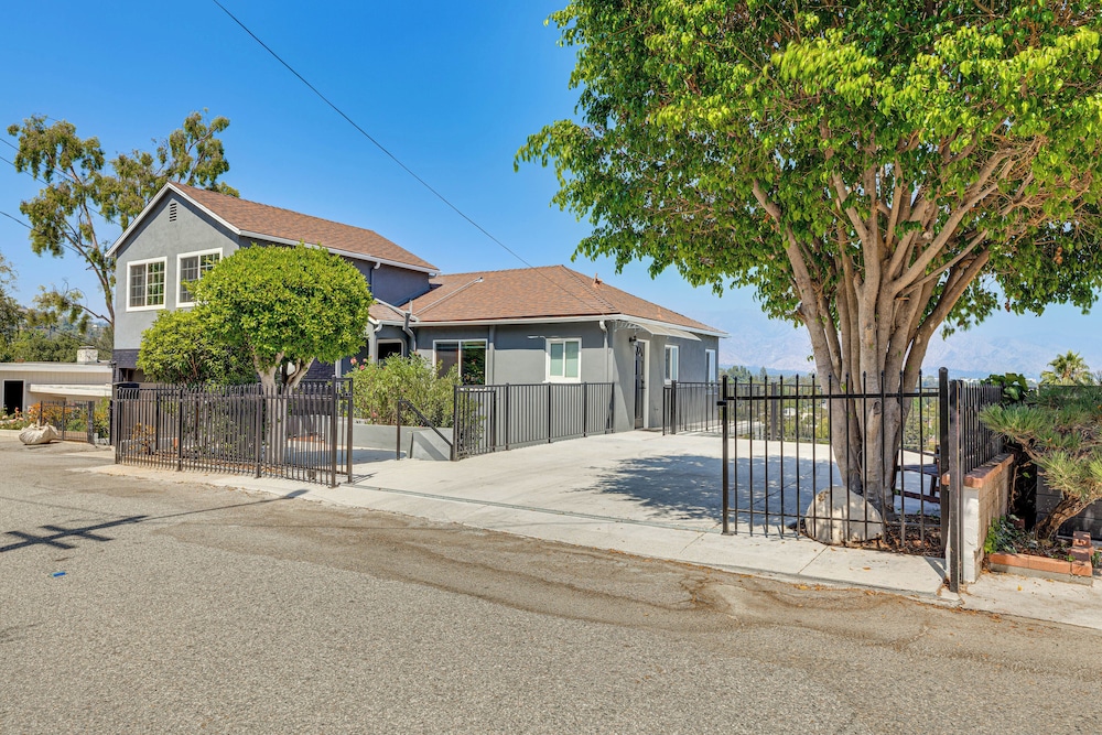 2 Mi to Rose Bowl Stadium: Mtn-view Gem w/ Patio