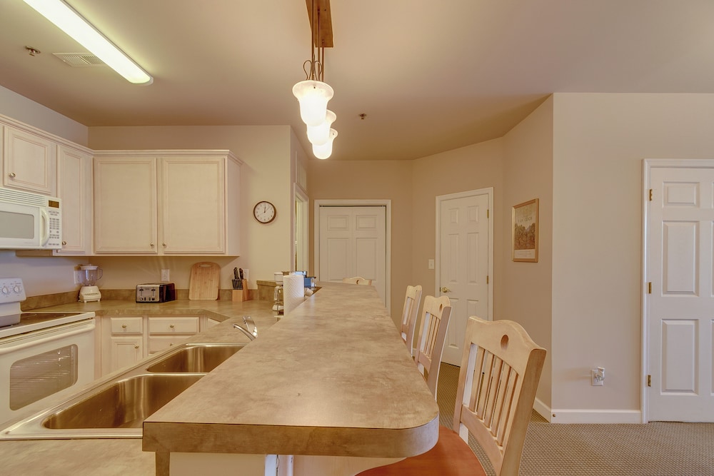 Community Pools & Beach: Smith Mountain Lake Condo