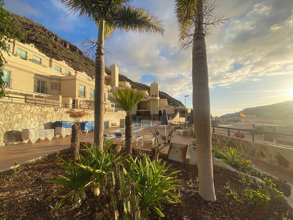 Comfortable Modern House With Jacuzzi, and Access to Swimming Pool